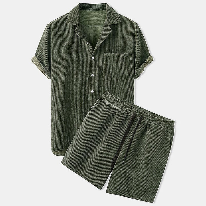 Grünes Herren Sommerset: Lässiges Kurzarmhemd & bequeme Shorts. Perfekt für Freizeit & Urlaub.