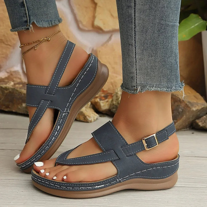 Damen Plateausandalen mit breiten Riemen: Bequeme Sommersandalen für stilvollen Freizeit-Look.