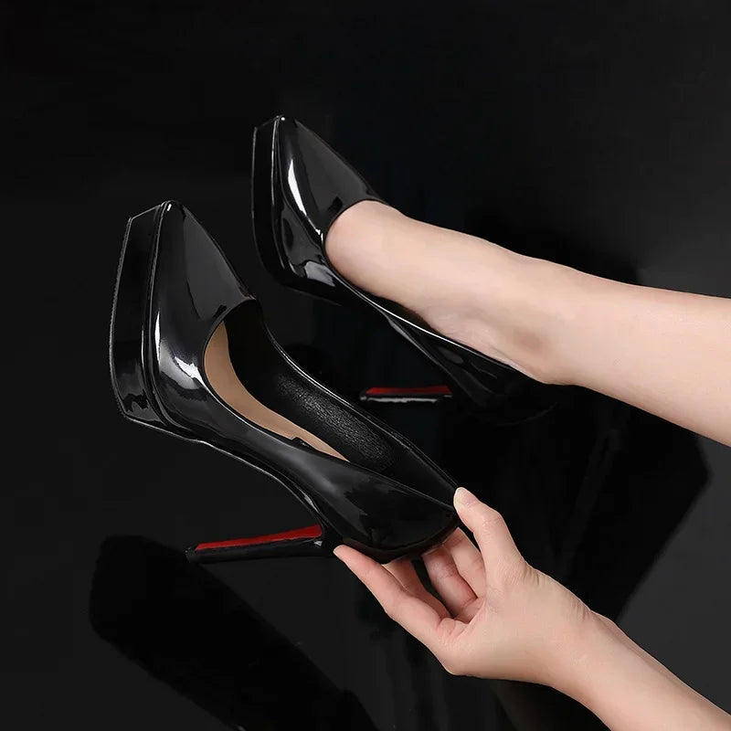 Zeitlose spitze Slip-On Pumps für Damen mit eleganten hohen Absätzen, ideal für Business & festliche Events.