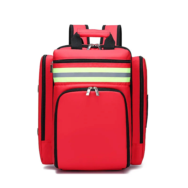 Erste-Hilfe-Rucksack in natürlicher Umgebung, bereit für Outdoor, Wandern, Trekking & Abenteuer. Wichtige Notfallausrüstung.