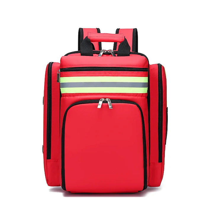 Erste-Hilfe-Rucksack in natürlicher Umgebung, bereit für Outdoor, Wandern, Trekking & Abenteuer. Wichtige Notfallausrüstung.