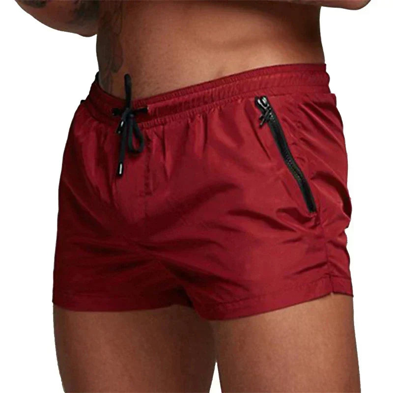 Schwarze, schnelltrocknende Herren Badeshorts, perfekt für Pool, Strand & sportliche Aktivitäten.