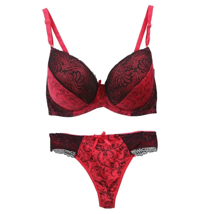 Sexy Damenunterwäsche: Push-up BH mit verstellbaren Trägern und vorgeformten Cups, dazu ein Spitzen-Slip.