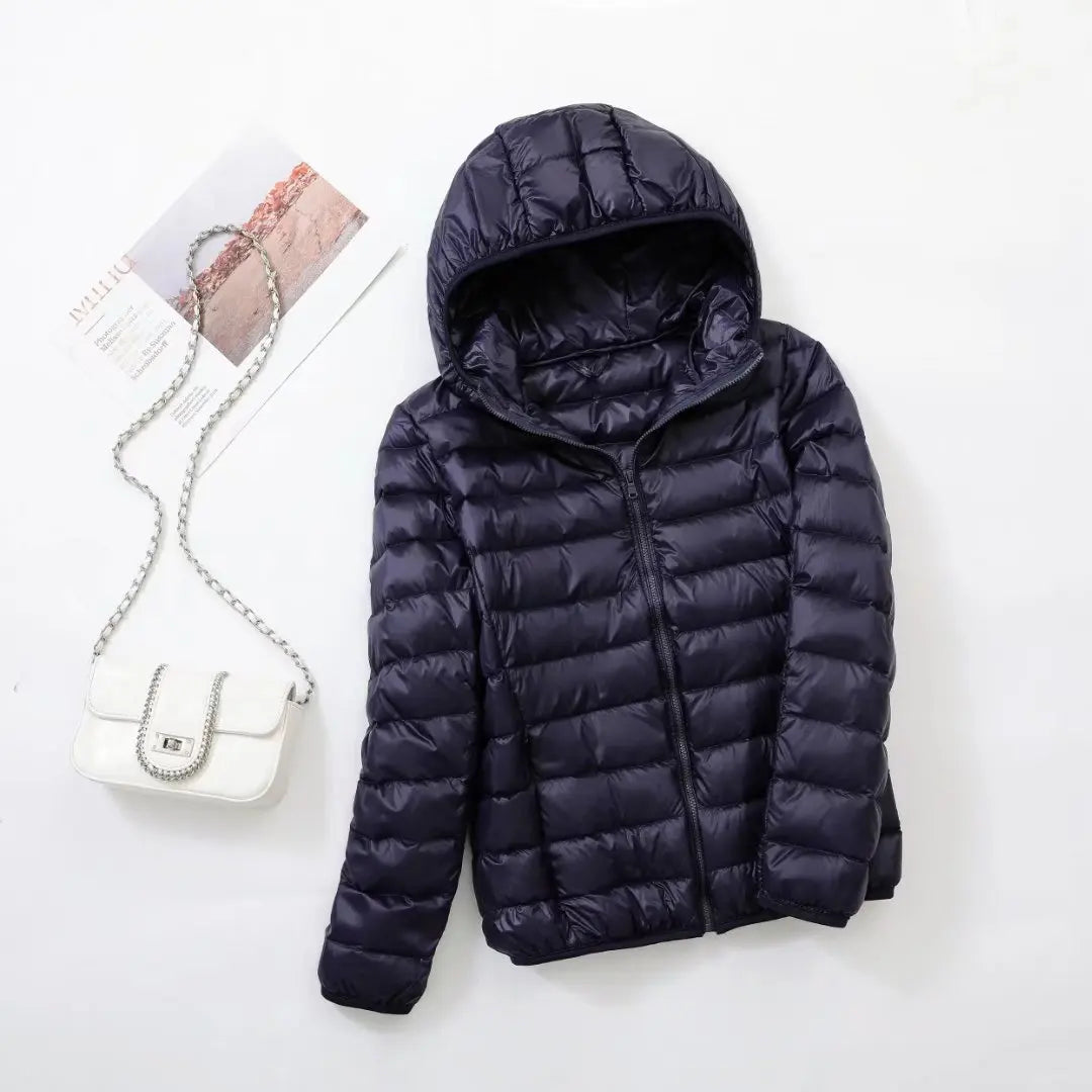 Sportlich-elegante Damen Wendewindjacke, leicht, mit Kapuze, perfekt für Outdoor-Freizeit.