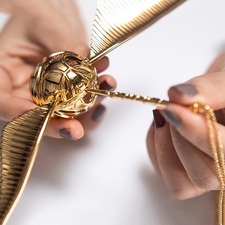 Magische goldene Schnatz Ringbox, 18K vergoldet, als exklusives Geschenk für Fantasy- und Schmuck-Fans.