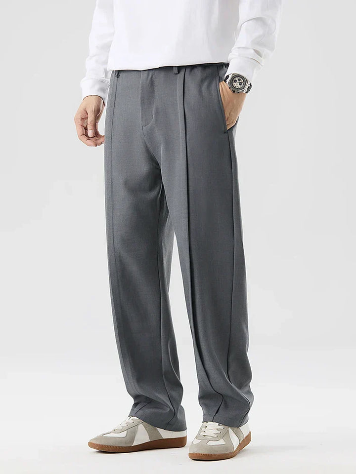 Herrenhose mit Bundfalten, geradem Schnitt und Komfort-Elastikbund, ideal für Business & Freizeit.