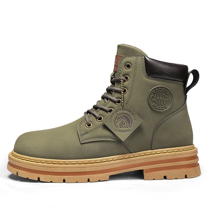 Detailaufnahme der stark profilierten, rutschfesten Sohle der Herren Outdoor Stiefel für besten Grip.