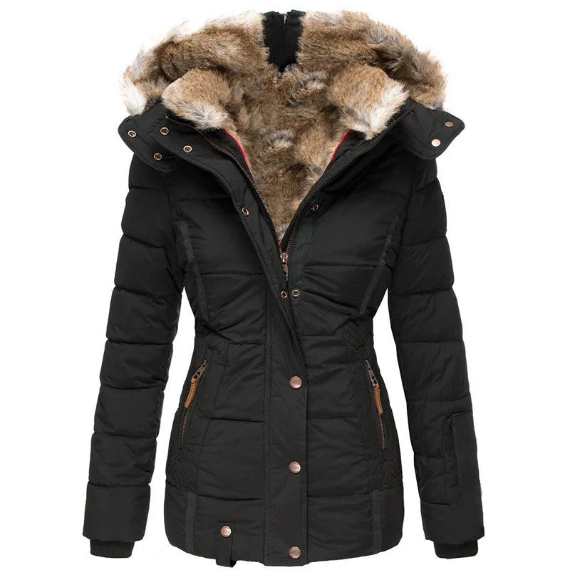 Stilvolle Dame trägt warme Winterjacke mit Kunstfellkragen. Perfekt für Herbstspaziergänge und kaltes Wetter.