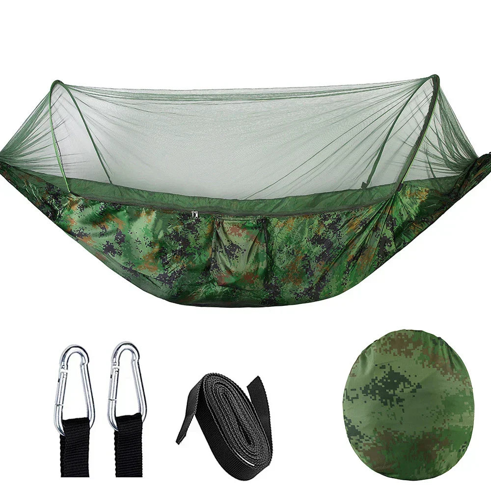 Grüne Outdoor-Hängematte mit Insektenschutz, perfekt für Camping, Reise und ungestörte Entspannung in der Natur.