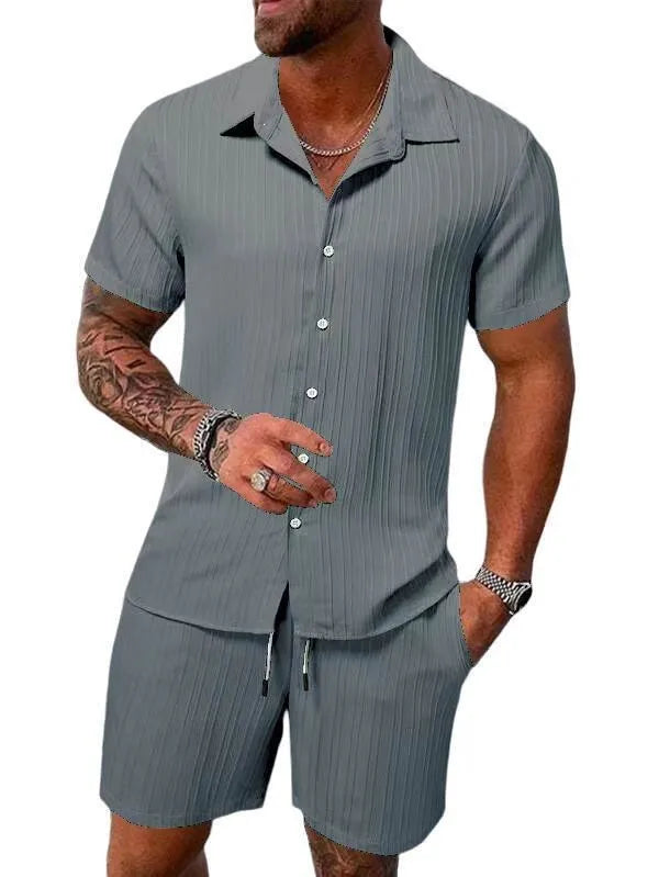 Modernes Herren Freizeit Set mit strukturiertem Stoff und bequemen Shorts.