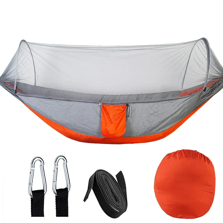 Hängematte mit integriertem Moskitonetz für sicheren Schlaf und entspannte Outdoor-Erlebnisse im Garten oder Wald.