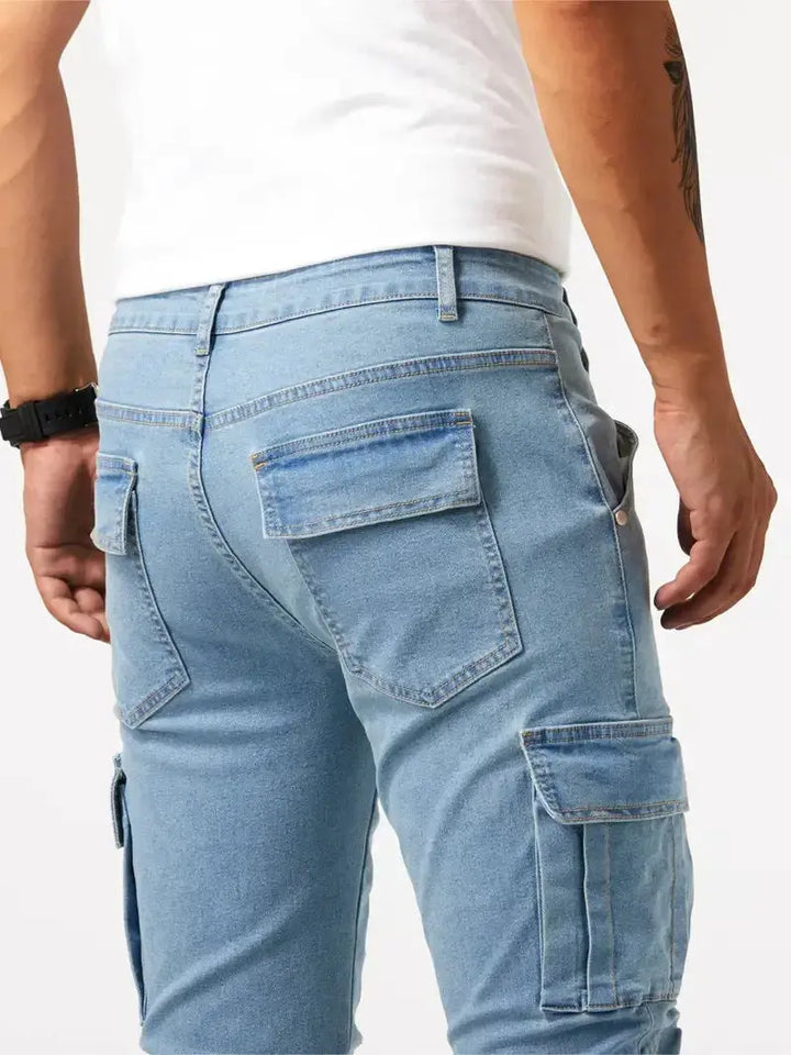 Blaue Slim Fit Herrenjeans, bequem und modern. Ideal als stylische Alltagshose für Männer.