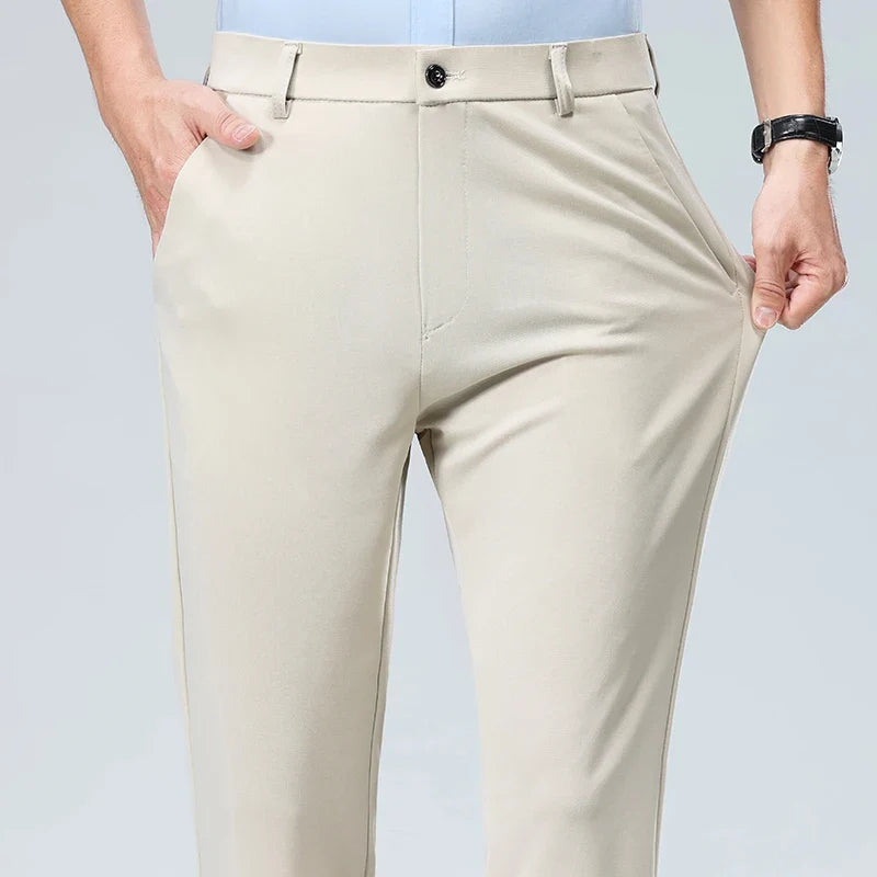 Seitenansicht der leichten Stoffhose in modernem Schnitt, bietet Bewegungsfreiheit und eleganten Look.