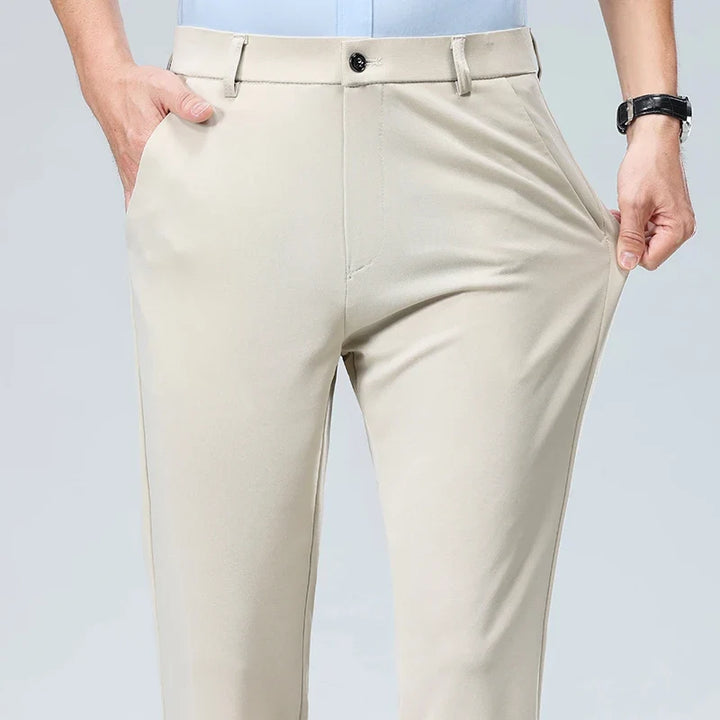 Seitenansicht der leichten Stoffhose in modernem Schnitt, bietet Bewegungsfreiheit und eleganten Look.