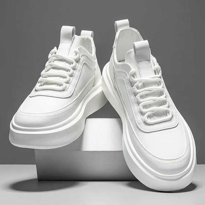 Herren Sneaker mit erhöhter Sohle für stilvolle Höhenzunahme. Bequeme Alltagsschuhe in modernem Design.