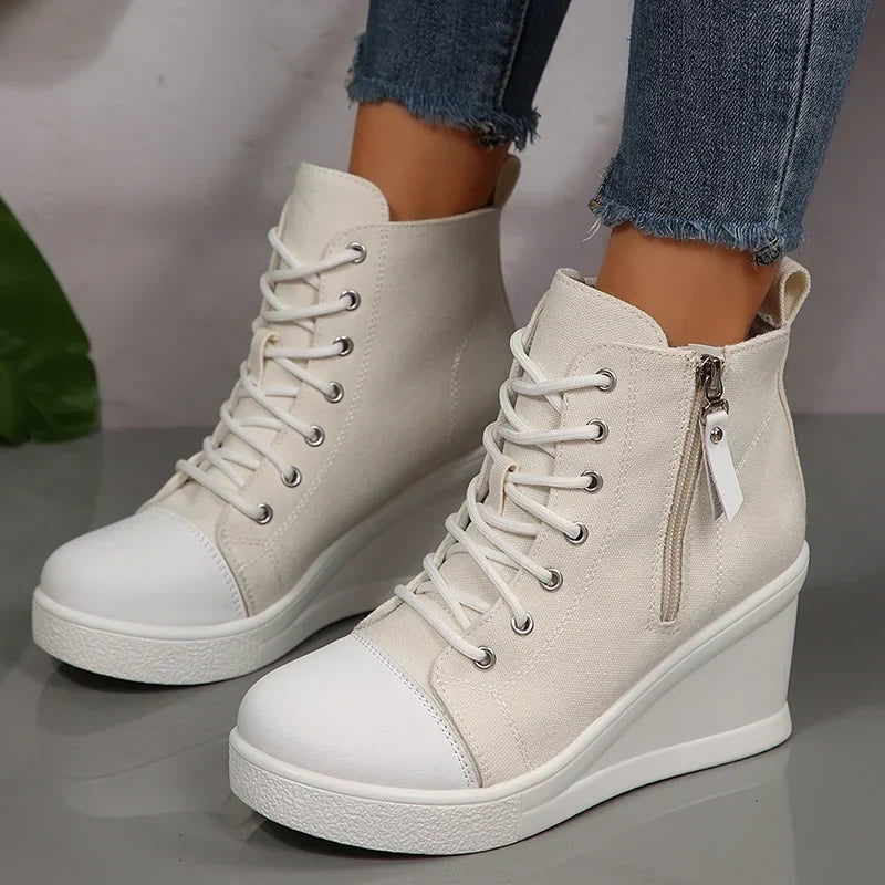 Hochwertige Damen Keil-Sneaker in Schwarz, ideal für lange Tage mit maximalem Komfort.