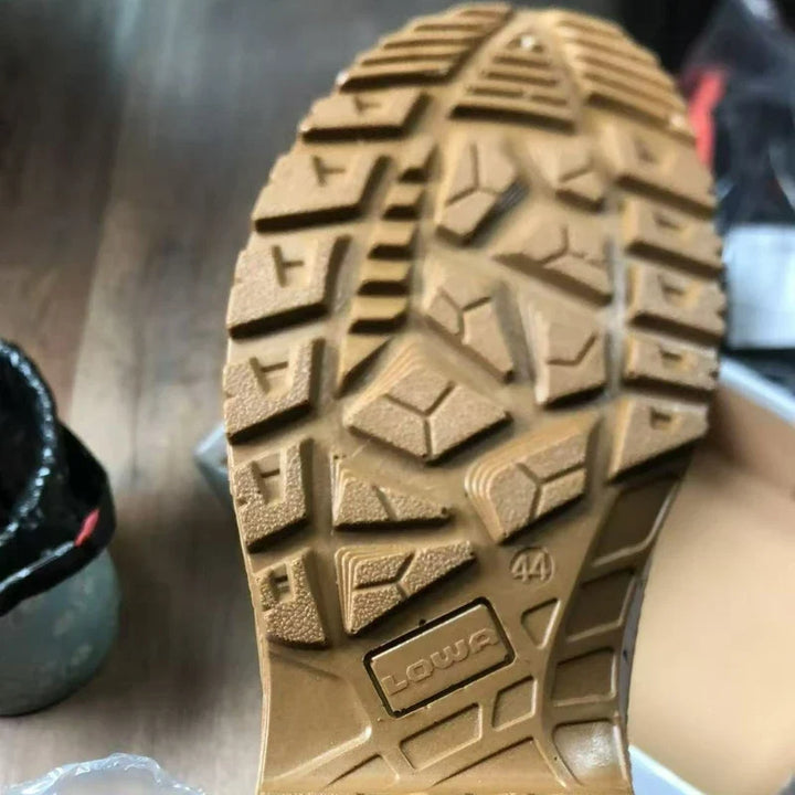 Robuste Armee Grüne Herren Boots, perfekt als bequeme Freizeitstiefel und strapazierfähige Alltagsschuhe für Männer.