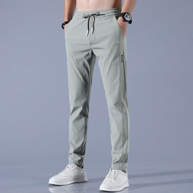 Komfortable Tapered Jogginghose für Herren. Praktische Männerhose mit elastischem Bund für Herbst-Freizeit.