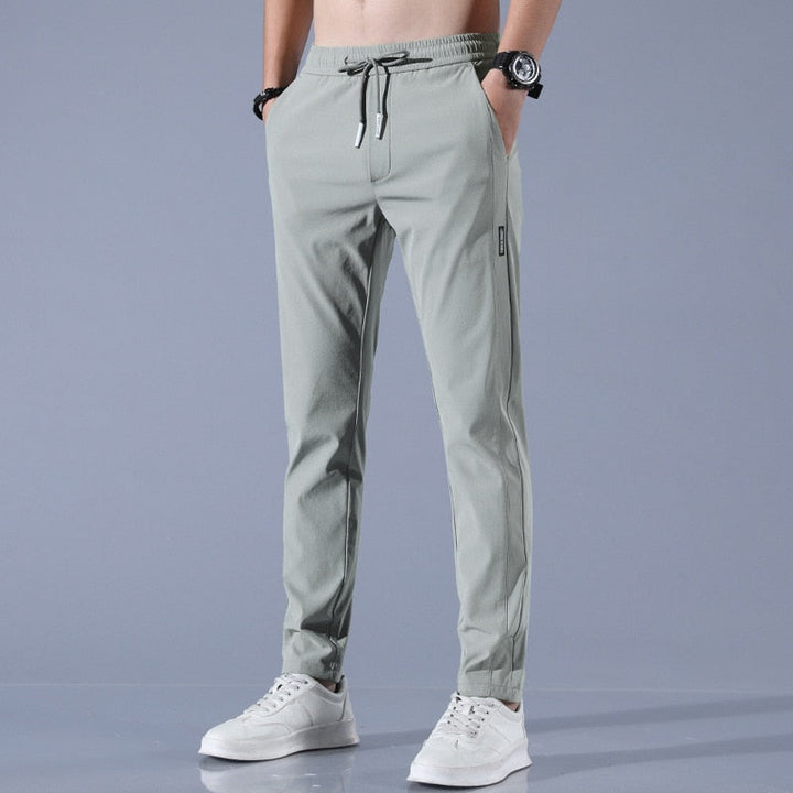 Komfortable Tapered Jogginghose für Herren. Praktische Männerhose mit elastischem Bund für Herbst-Freizeit.