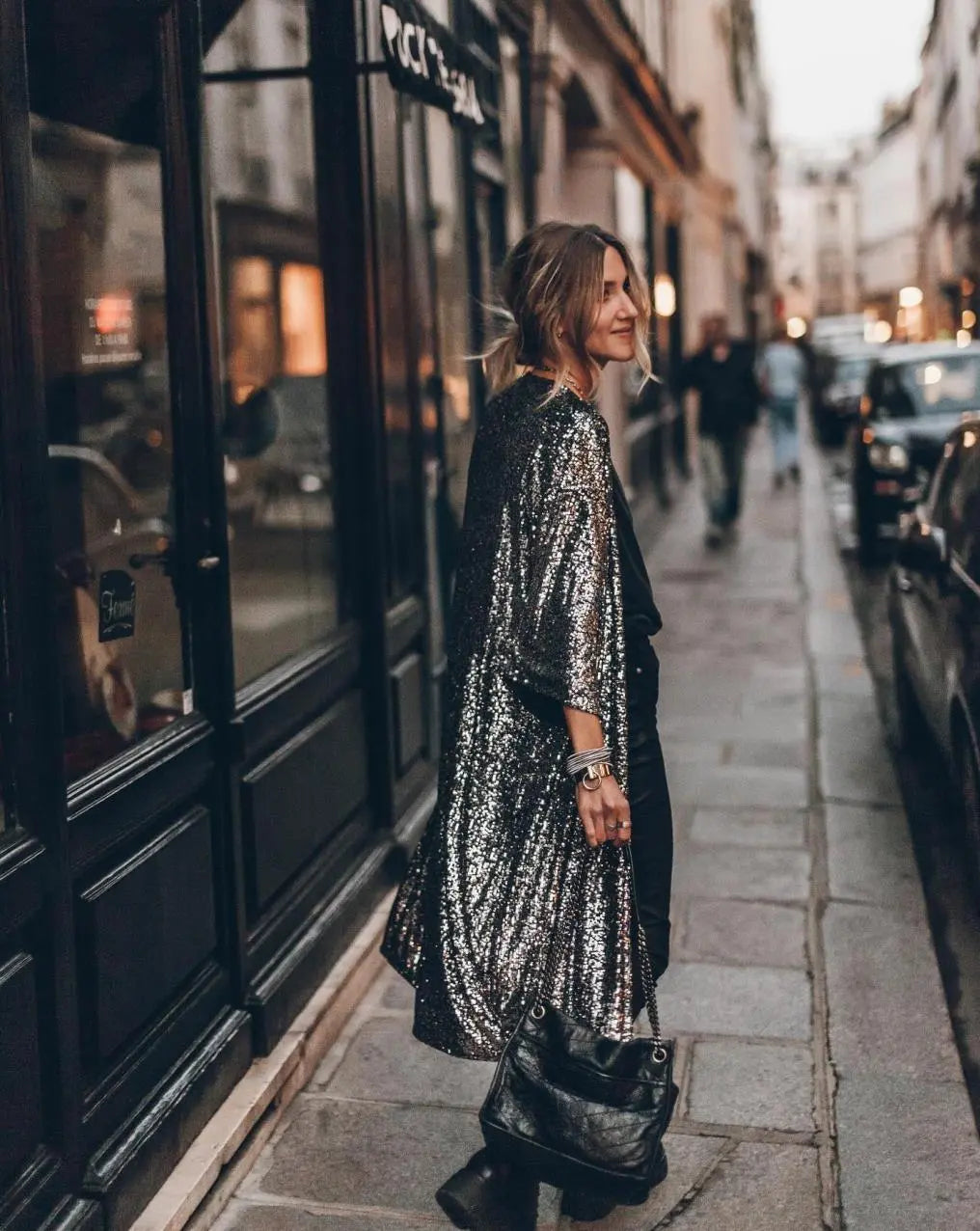 Moderner Damen-Herbstmantel, langer Schnitt, mit Gürtel & Taschen. Perfekt für stilvolle Frauenmode im Herbst.