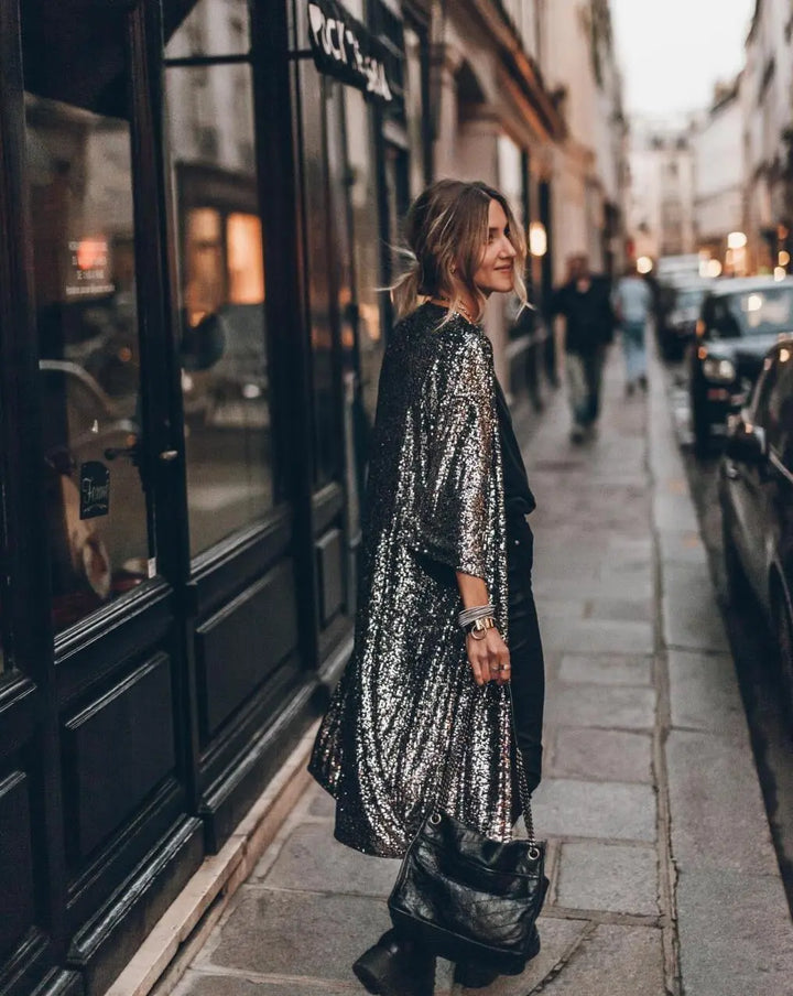Moderner Damen-Herbstmantel, langer Schnitt, mit Gürtel & Taschen. Perfekt für stilvolle Frauenmode im Herbst.