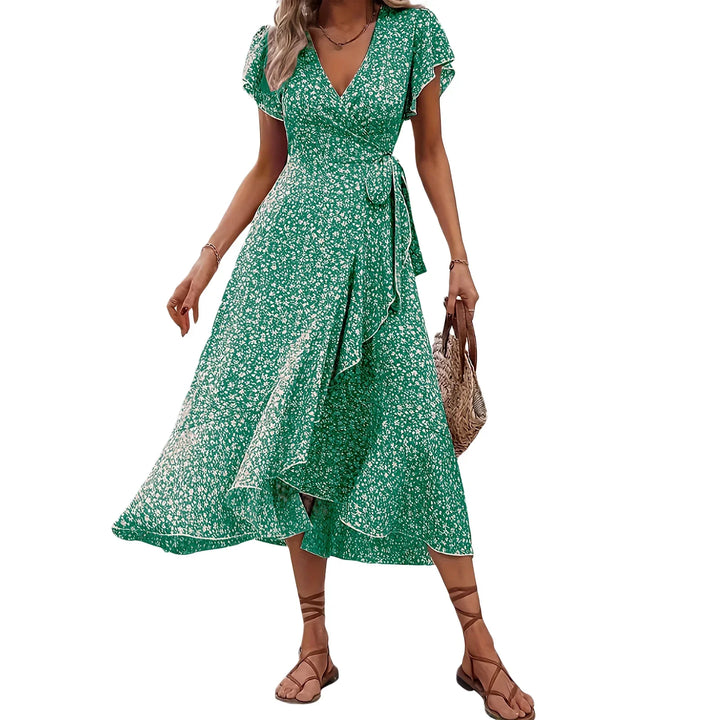 Feminines Damen Sommerkleid, figurbetont, mit Blumenmuster, Wickeloptik & zarten Rüschen.