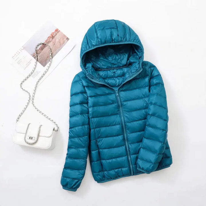 Funktionale Kapuzenjacke für Damen, leicht, wendbar, winddicht, ideal für aktive Frauen.