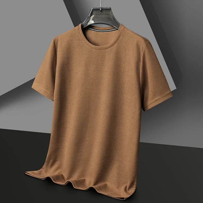 Mann trägt modernes, atmungsaktives Relaxed Fit T-Shirt, ideal für komfortable Sommer-Freizeitlooks.