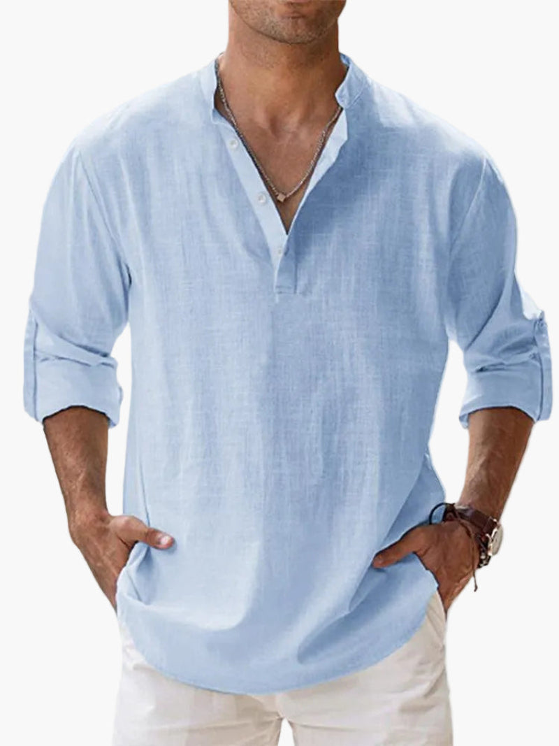 Hellblaues Herren Henley Hemd mit Krempelärmeln, leicht und elegant für lässige Sommer-Freizeitmode.