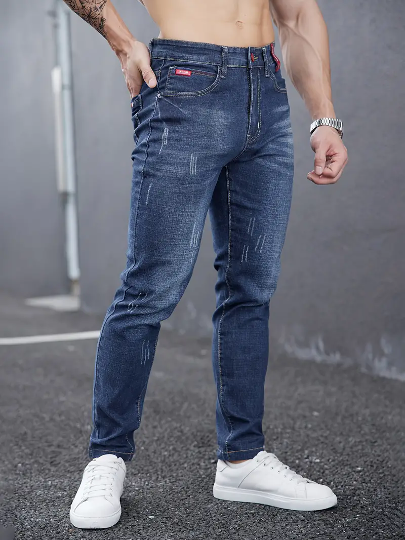 Stylische Herren Tapered Jeans in Blau, Slim Fit. Bequemer Mid-Rise-Schnitt für moderne Männer.