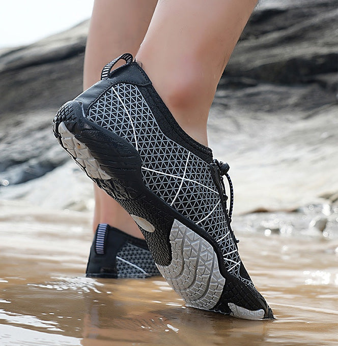 Nahaufnahme des schnelltrocknenden Obermaterials der Aqua-Schuhe für Komfort.