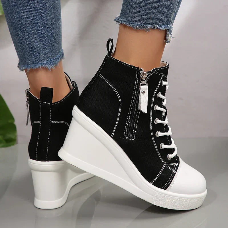 Detailansicht: Eleganter Damen Keil-Sneaker in Beige, zeigt Schnürung und Reißverschluss.
