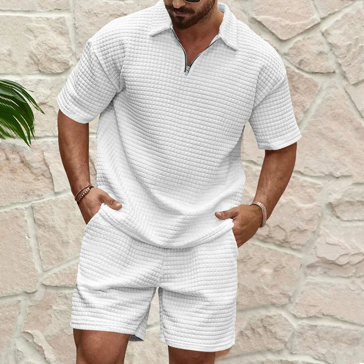 Sportliches Herren Polo-Set mit Reißverschluss, Kurzarm-Shirt & Shorts. Ideal für aktive Freizeit.