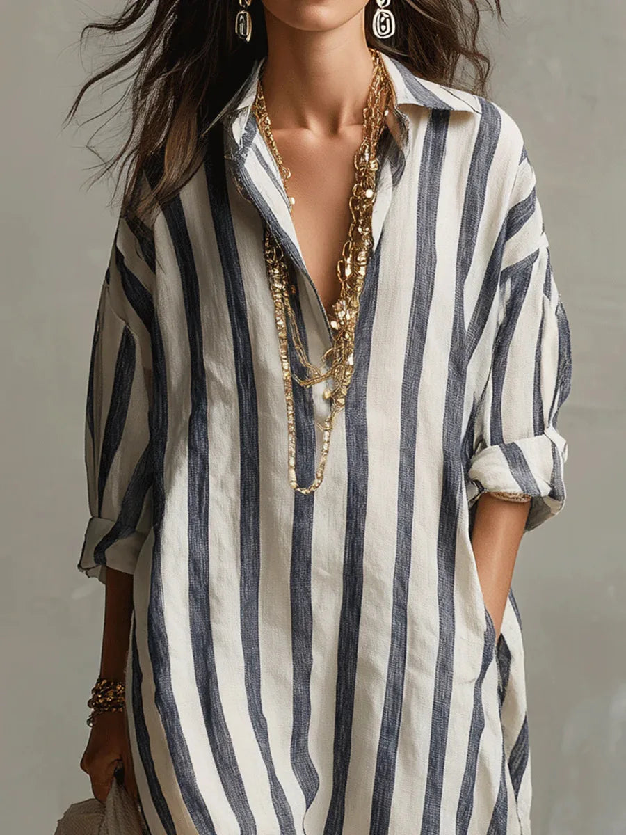 Casual Damen Sommerkleid mit Streifenmuster, V-Ausschnitt und bequemem Schnitt. Perfekt als Freizeitkleid für Damen.