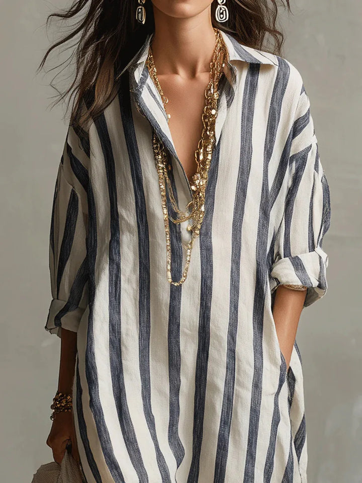 Casual Damen Sommerkleid mit Streifenmuster, V-Ausschnitt und bequemem Schnitt. Perfekt als Freizeitkleid für Damen.