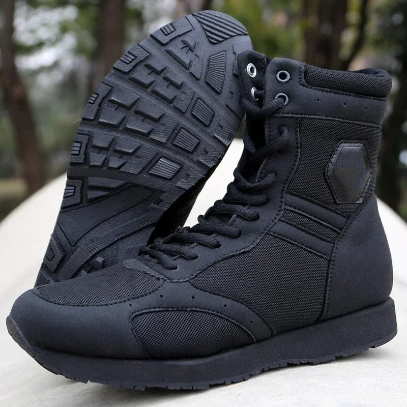 Nahaufnahme: Schwarze Herrenstiefel, knöchelhoch, mit robuster Sohle; ideal für Outdoor-Aktivitäten.