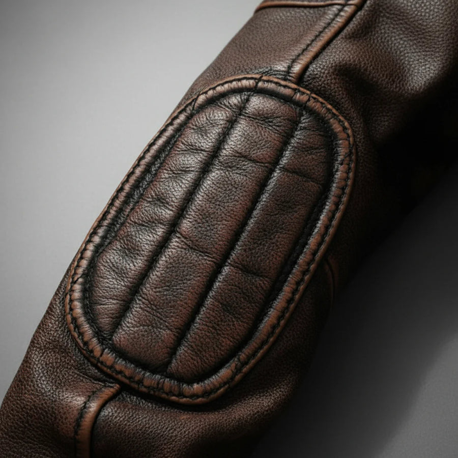 Markante braune Herren Lederjacke, vielseitig als Übergangsjacke für stilvolle Alltags-Looks.