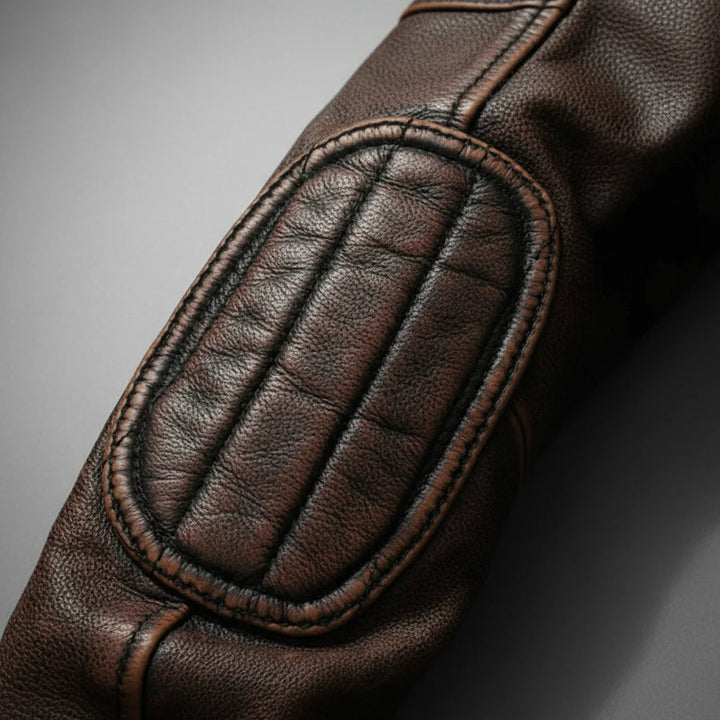 Markante braune Herren Lederjacke, vielseitig als Übergangsjacke für stilvolle Alltags-Looks.