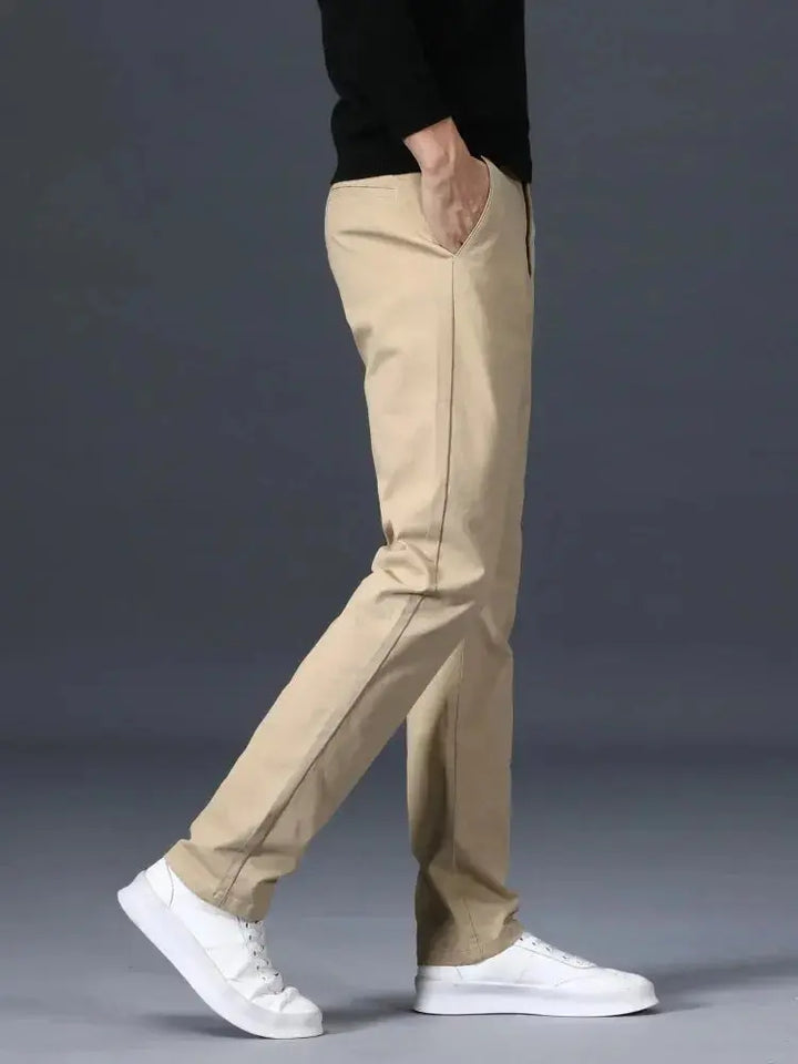 Vielseitige Businesshose für Herren, gerade geschnitten, perfekt kombiniert für einen professionellen Look.