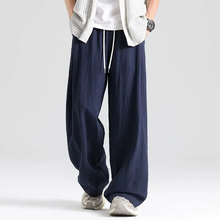 Herrliche weite Freizeithose für Herren mit entspanntem Schnitt & Kordelzug, perfekt für bequemen Alltag & lässige Mode.