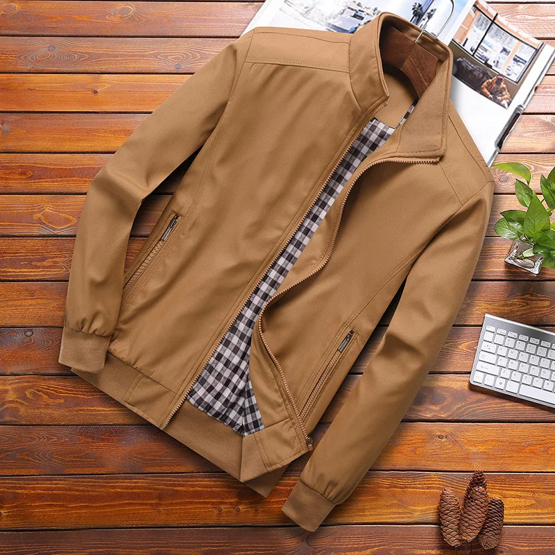 Praktische Herren Reißverschlussjacke für den Herbst. Leicht, wasserabweisend & Stehkragen. Ideal für Outdoor.