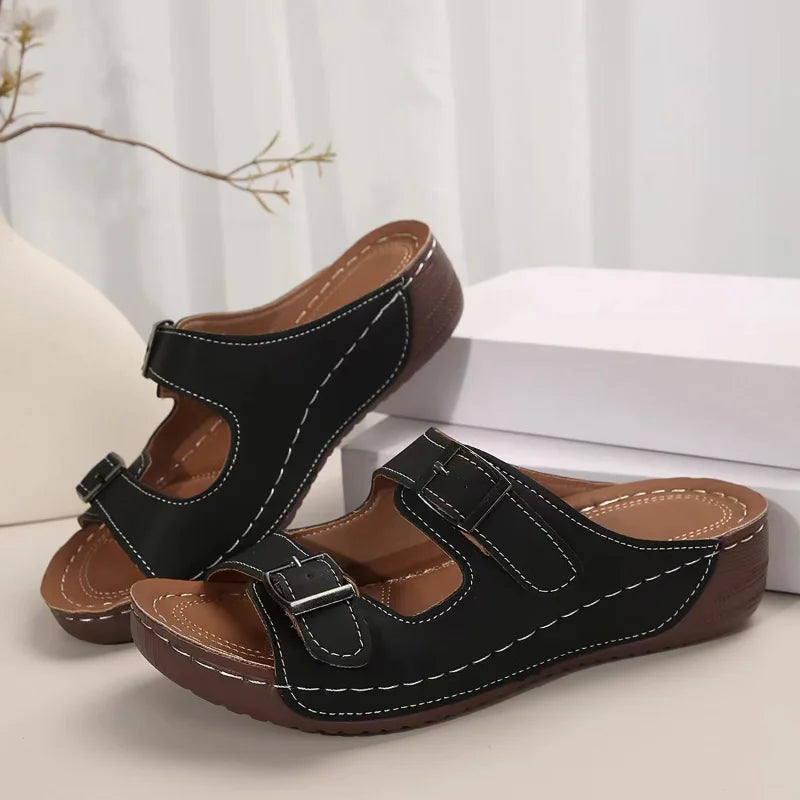 Elegante Damen Sandalen im Bohémien-Stil, beige, mit Ziersteinen & verstellbaren Riemen.
