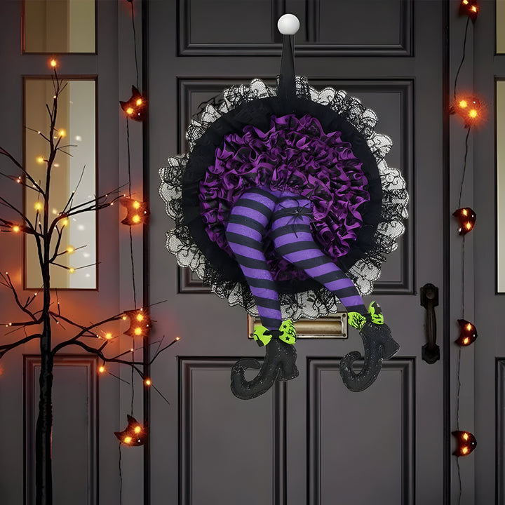 Saisonaler Hexenkranz als Eingangsdeko für Halloween. Verwandelt Veranda oder Wand in gruseliges Reich.