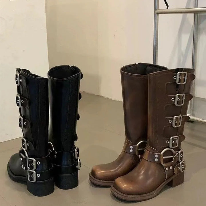 Schwarze Damen Schnallenstiefel kniehoch im Western-Look. Modisch, elegant und vielseitig für den Alltag.