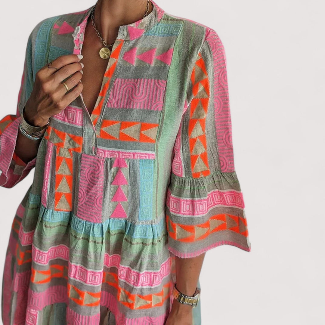 Elegantes, locker sitzendes Damen Boho Sommerkleid in Pink mit Stufen-Design; perfekt für Freizeit & Anlässe.