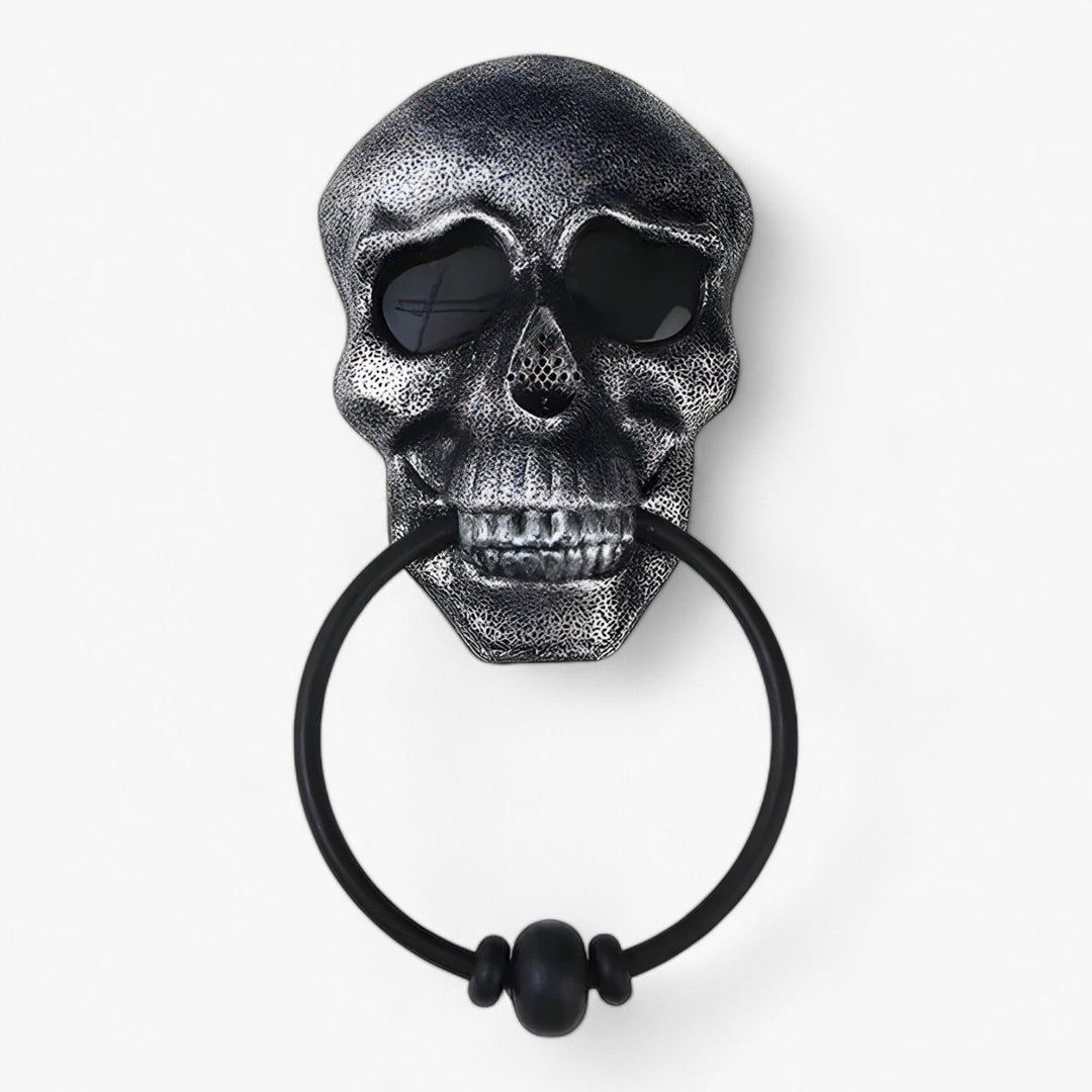 Schauriger Totenkopf-Türklopfer mit hellen LED-Augen & gruseligen Soundeffekten, ein Must-have für Halloween-Deko.