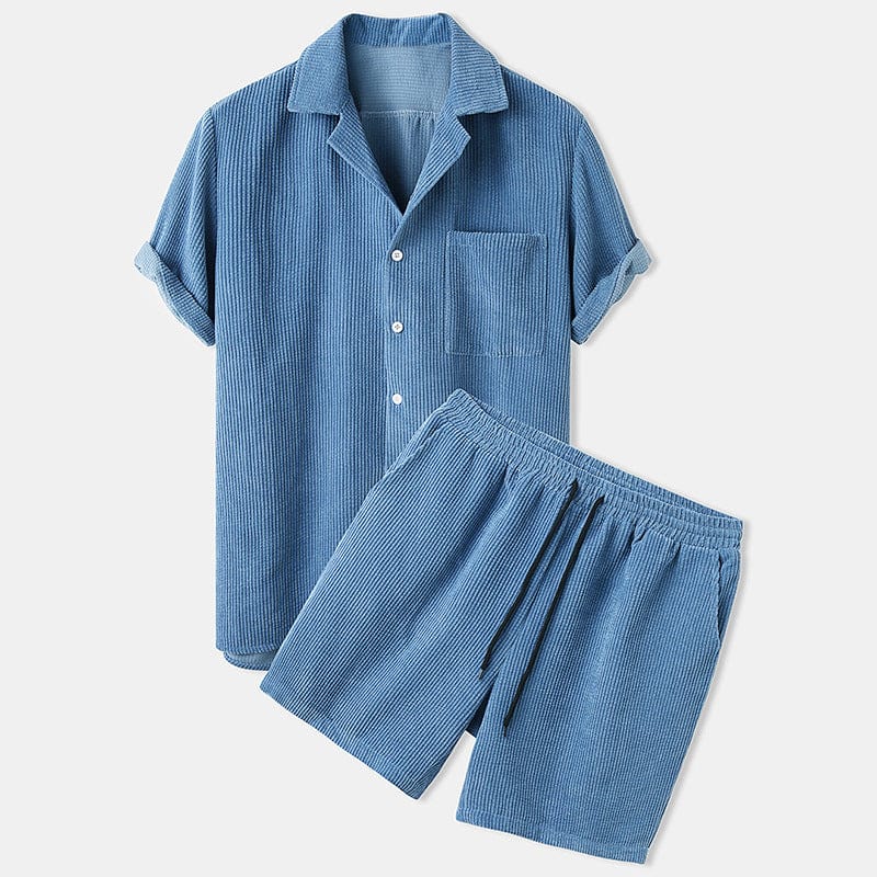Blaues Herren Sommer-Outfit: Lässiges Kurzarmhemd & Shorts. Moderner Zweiteiler für Strand & Stadt.