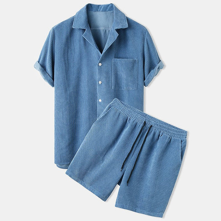 Blaues Herren Sommer-Outfit: Lässiges Kurzarmhemd & Shorts. Moderner Zweiteiler für Strand & Stadt.