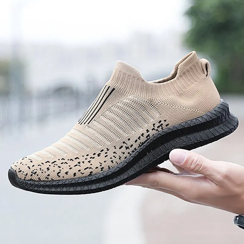 Herren Slip-On Alltagsschuhe am Fuß. Bequem, leicht und perfekt für lange Tage, Sport oder Freizeit.