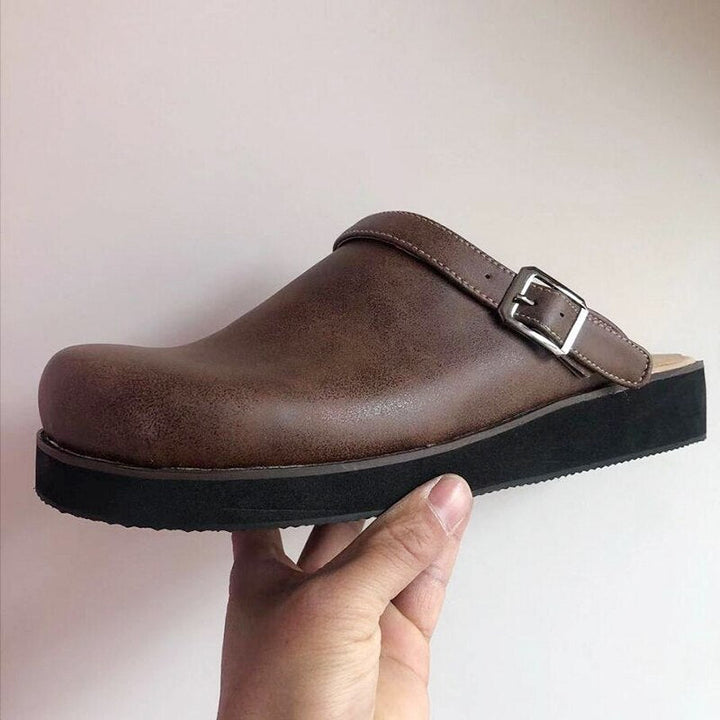Schwarze bequeme Männerschuhe mit orthopädischer Unterstützung, ideal für Alltag & Freizeit.